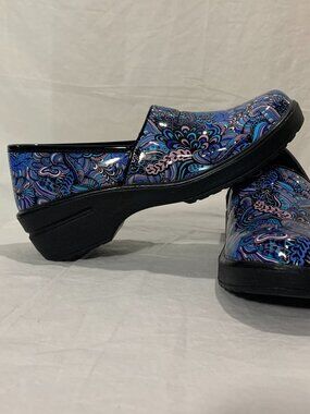 Easy Works by Easy Street Slip Resistant Clogs 8.5 M Blue Purple Paisley Shoes